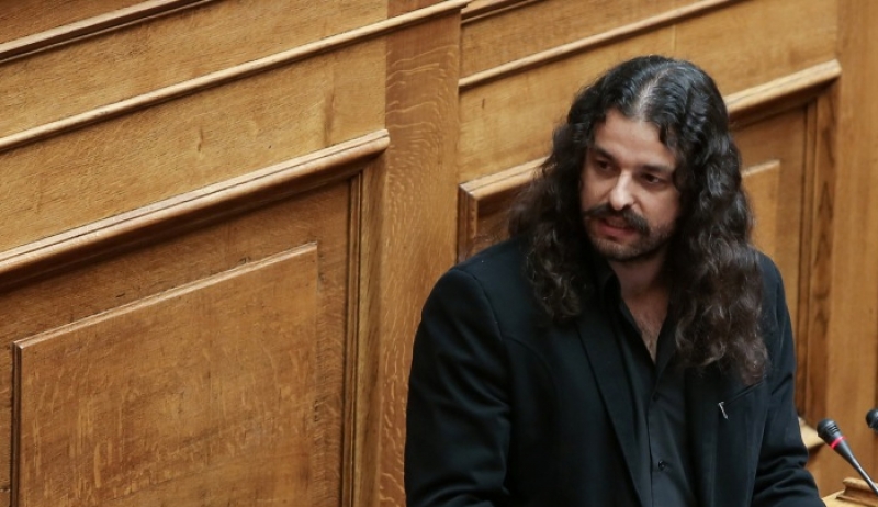 Παραλήρημα του χρυσαυγίτη Μπαρμπαρούση στη Βουλή: Κάλεσε σε στρατιωτικό πραξικόπημα!