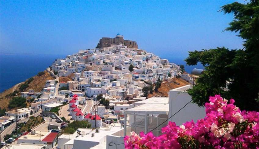 Πανοραμική άποψη της χώρας της Αστροπαλιάς με την εκκλησιά της Παναγιάς του βενετσιάνικου Κάστρου και τους εμβληματικούς κόκκινους μύλους  CNN GREECE