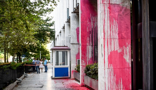 Ασυδοσία: Ο Ρουβίκωνας έκανε «ντου» στο υπουργείο Εξωτερικών [βίντεο]