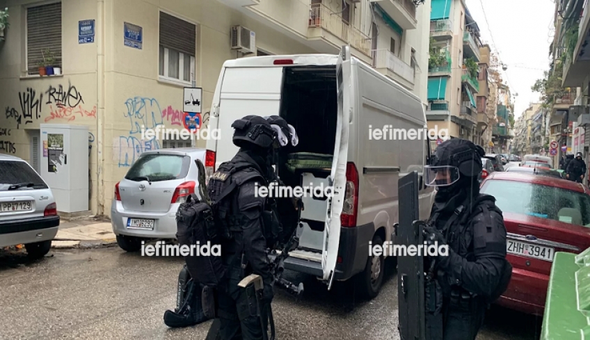 Πιστόλια, σφαίρες και ναρκωτικά στο σπίτι του 30χρονου που πυροβολούσε στην πλατεία Αμερικής