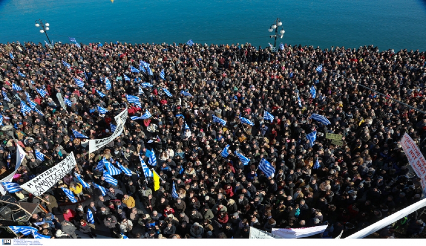 Βούλιαξε από κόσμο η προκυμαία της Μυτιλήνης -Συγκέντρωση διαμαρτυρίας για το προσφυγικό [εικόνες]