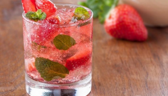 Strawberry Mojito: Φτιάξε πανεύκολα το αγαπημένο σου κοκτέιλ στο σπίτι!