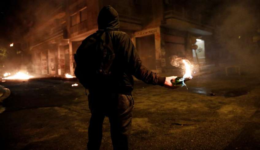 «Βροχή» από μολότοφ στο κέντρο της Αθήνας τη νύχτα