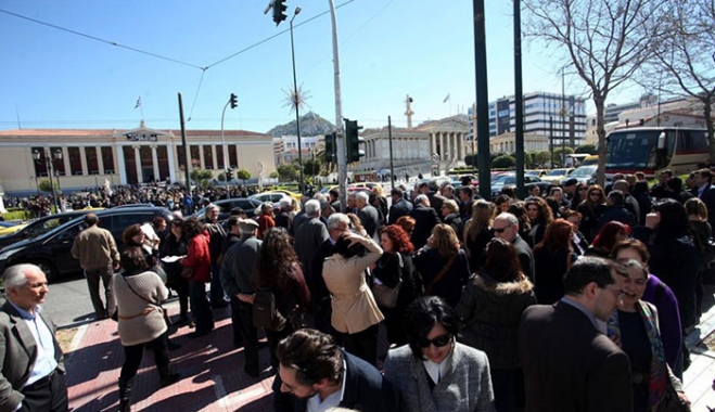 Εκδιώχθηκαν από τα Προπύλαια οι πανεπιστημιακοί