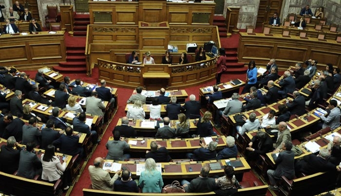 Ο «μποναμάς» του Τσίπρα πέρασε με τα «ναι» του ΚΚΕ και της Χρυσής Αυγής