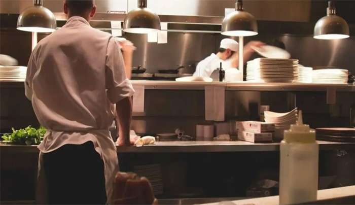 Πώς αμείβονται όσοι εργάζονται τα Χριστούγεννα και την Πρωτοχρονιά