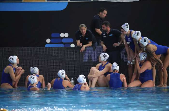 Με δύο αλλαγές, σε σχέση με την ομάδα που κατέκτησε το χάλκινο μετάλλιο στο Ευρωπαϊκό του Αϊντχόφεν και εξασφάλισε την επιστροφή της σε Ολυμπιακούς Αγώνες μετά από 16 χρόνια, θα παραταχθεί η Εθνική πόλο των γυναικών στο 21ο Παγκόσμιο Πρωτάθλημα υγρού