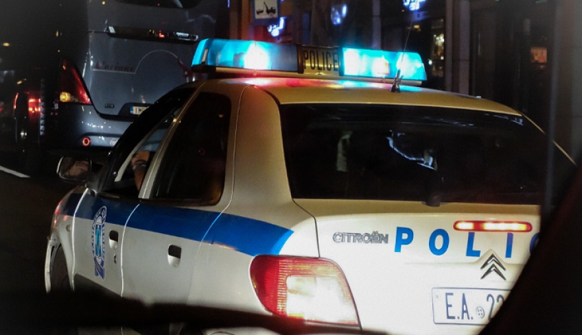 Επίθεση αγνώστων στην Ερμού – Ζημιές σε καταστήματα