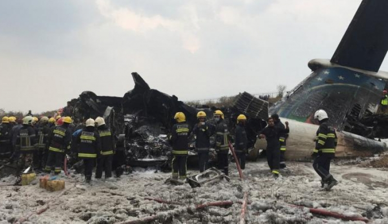 Αεροπλάνο συνετρίβη στο διεθνές αεροδρόμιο του Κατμαντού