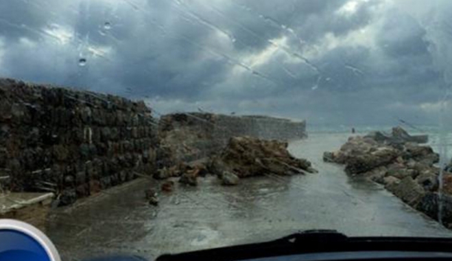 Κατέρρευσε τμήμα του λιμενοβραχίωνα στη Χίο λόγω της κακοκαιρίας [εικόνες]