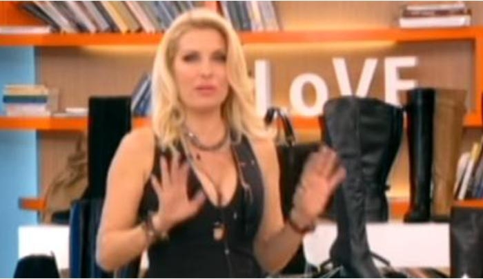 Το σκύψιμο της Ελένης Μενεγάκη που αναστάτωσε τους άνδρες στην εκπομπή της (Βίντεο)