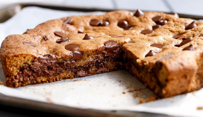 Μπισκοτένια πίτσα με Nutella &amp; σταγόνες σοκολάτας