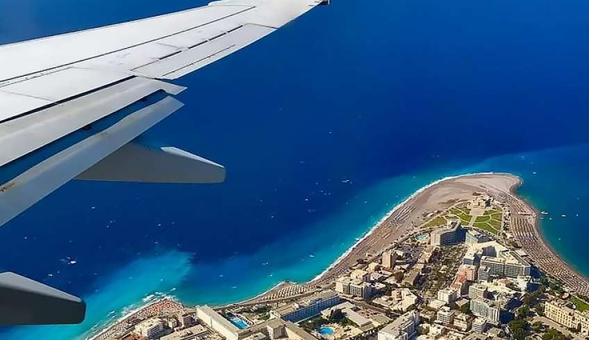 Γερμανικά ΜΜΕ: Η Ελλάδα στους μεγάλους νικητές της φετινής τουριστικής σεζόν – Νέα ρεκόρ σε Σαντορίνη, Μύκονο και Ρόδο