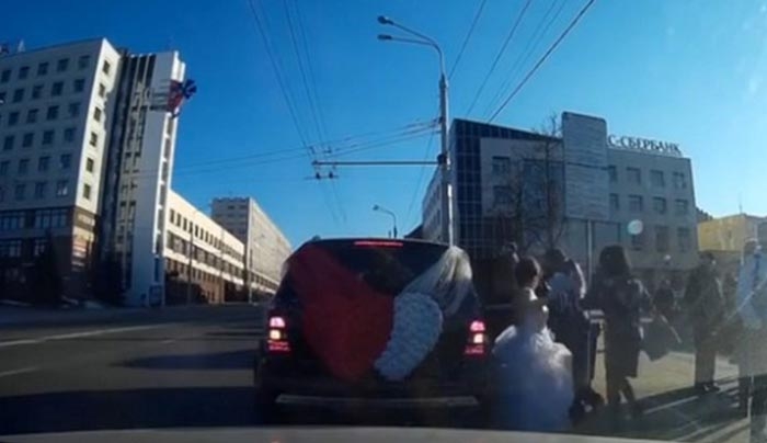 Νύφη και πεθερά χτυπούν τον γαμπρό μετά τον γάμο! (Βίντεο)