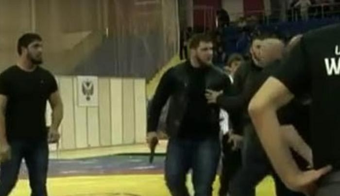 Βγήκαν τα πιστόλια σε αγώνα πάλης! (βίντεο)