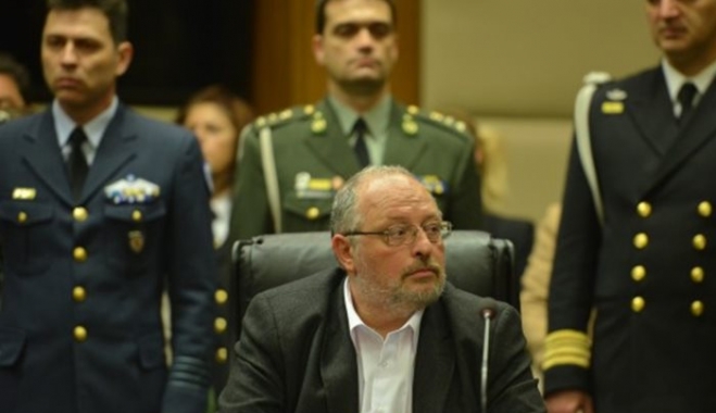 Μεγάλο κύκλωμα για μεταθέσεις στο υπουργείο Αμυνας