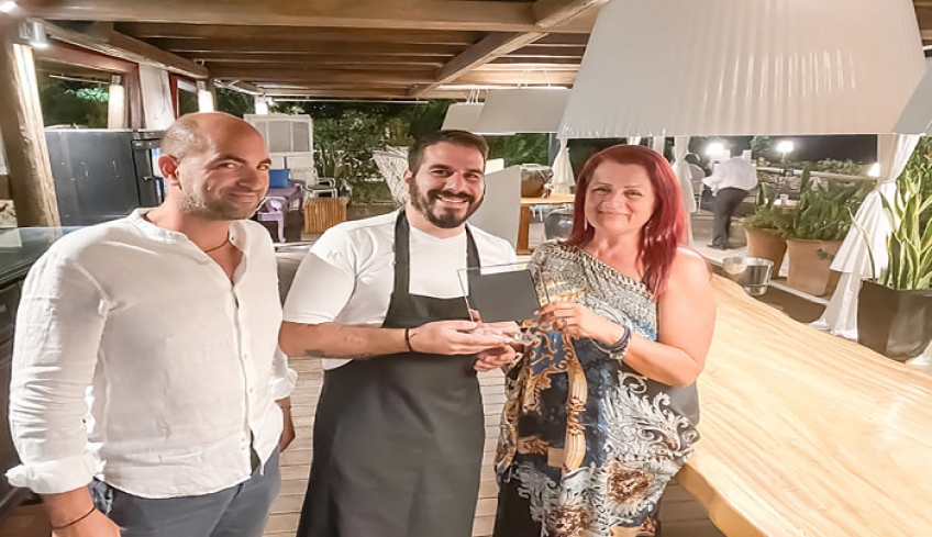 Στον χώρο εργασίας του, τιμήθηκε ο Σεφ Μιχάλης Μάρθας από την Ένωση Καλυμνίων Ρόδου