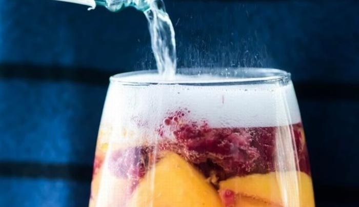 Μπάρμαν για εσάς: "Αφρώδης Sangria με ροδάκινο"