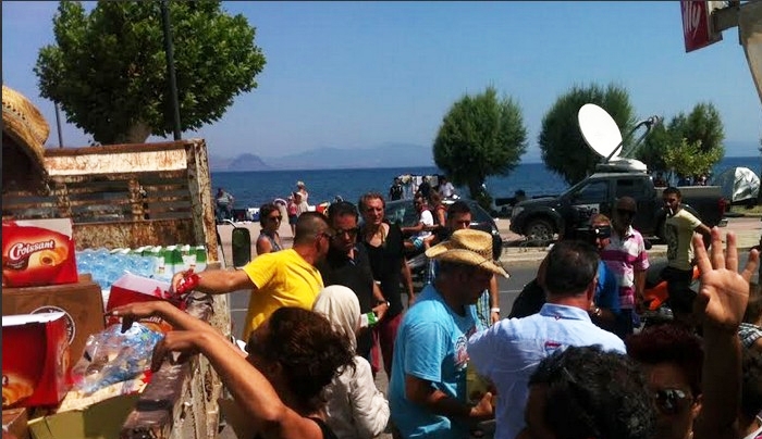 Διανομή τροφίμων στους πρόσφυγες από Δήμαρχο Κω σήμερα το μεσημέρι έξω από το γήπεδο &amp; δηλώσεις στα Διεθνή Πρακτορεία