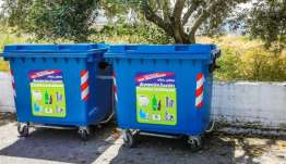 Δεν πετάμε απόβλητα στους μπλε κάδους ανακύκλωσης. Ευθύνη όλων η καθαριότητα του τόπου μας!