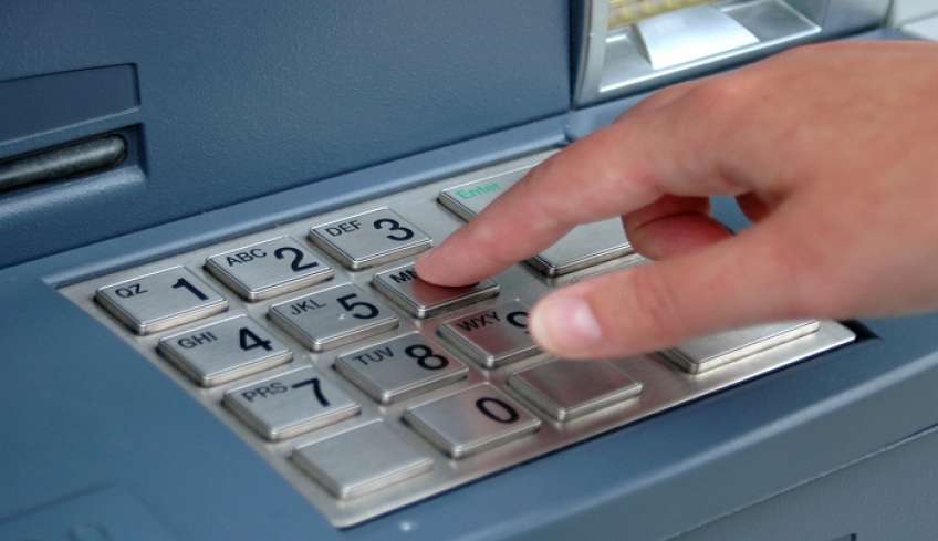 Προσοχή στα ΑΤΜ: Μπορούν να σας αδειάσουν τον λογαριασμό χωρίς να αγγίξουν την κάρτα – Τι να κάνετε