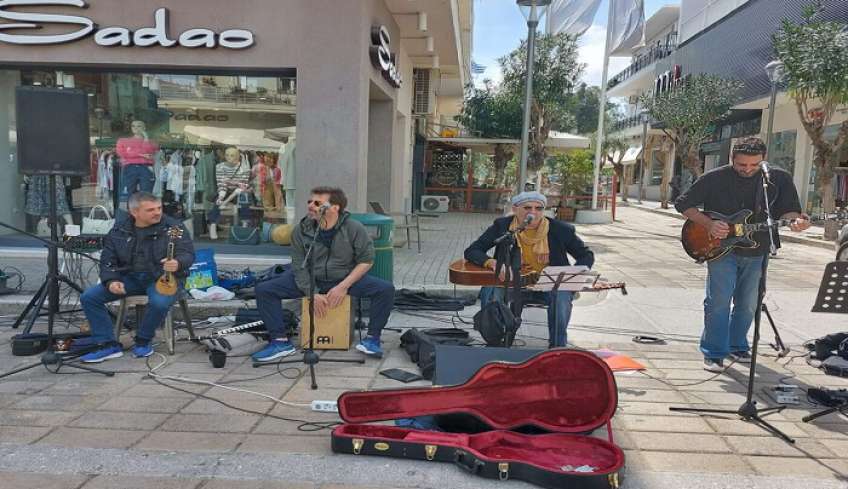 Το «μουσικό συνεργείο» με τα μαστόρια του, εκφράζεται ψυχαγωγώντας τον κόσμο σε διάφορα σημεία της πόλης μας