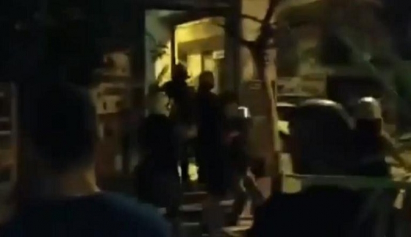 Εξάρχεια: «Μπαρούτι» με «ντου» της αστυνομίας στο Κ*ΒΟΞ! video