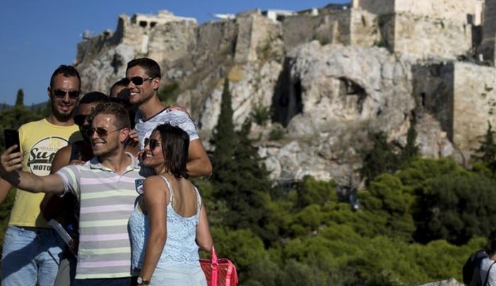 Βίντεο του Playboy γεμάτο Ελλάδα και που ούτε θα είχε φανταστεί να κάνει ο Ε.Ο.Τ.