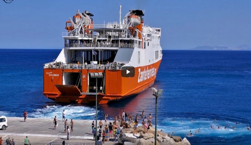 Αποχαιρετισμός του Dionisios Solomos στη Σίκινο με συριγμούς και βουτιές!