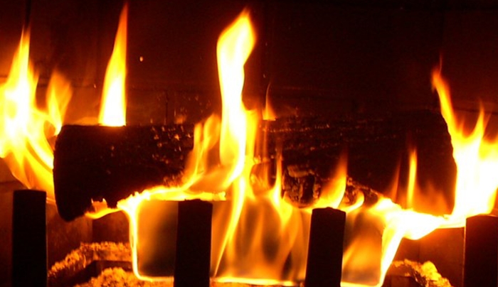 Αυτό είναι το κόλπο για να μην καίει το τζάκι σας πολλά ξύλα!