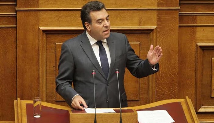 ΜΑΝΟΣ ΚΟΝΣΟΛΑΣ: «Δήμοι χωρίς υπαλλήλους στα μικρά νησιά του Αιγαίου»