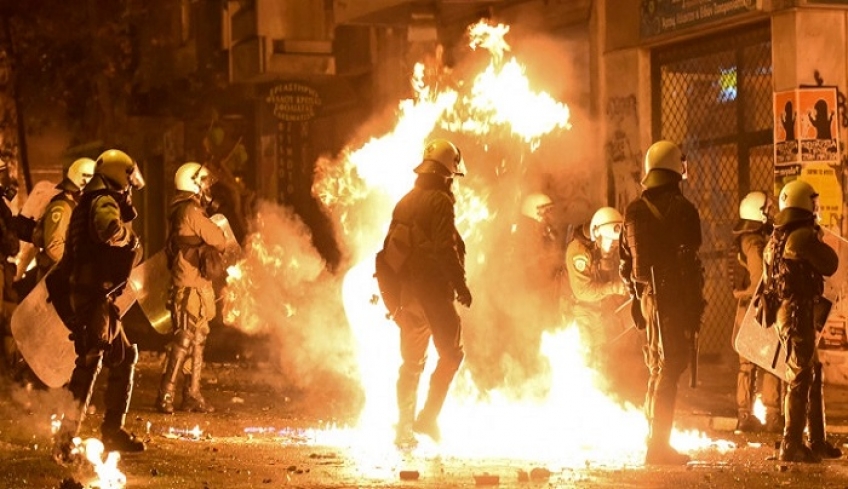 Νέα βραδιά έντασης στα Εξάρχεια: Μολότοφ και χημικά [βίντεο]