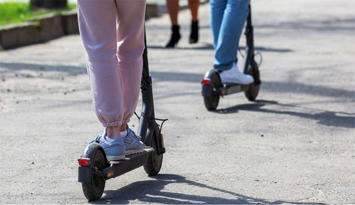 Αυστηροποιούνται οι κανόνες για τα ηλεκτρικά πατίνια – τι αλλάζει και γιατί η ασφάλιση μπαίνει πλέον στη συζήτηση