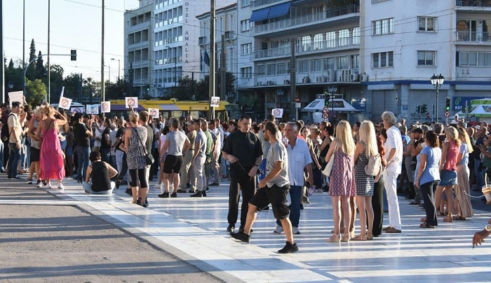 Σύνταγμα: «Κανένα παιδί με μάσκα στο σχολείο» -Συγκέντρωση γονέων (βίντεο)