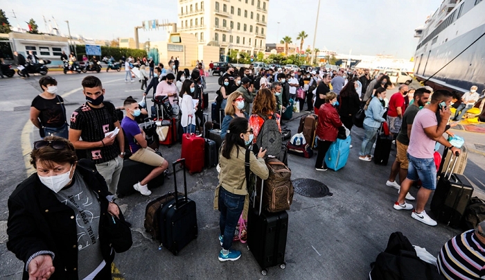 «Κλιμακωτά» μέτρα στον ορίζοντα - Εκπαιδευτικοί, φοιτητές και νησιά στο μικροσκόπιο της κυβέρνησης