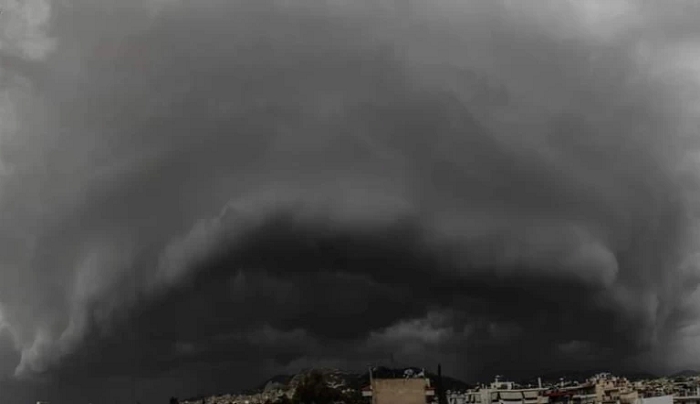 Πού θα χτυπήσουν "ηλεκτρικές" καταιγίδες τις επόμενες ώρες- Έριξε ήδη "καρέκλες" στην Κοζάνη [Βίντεο]