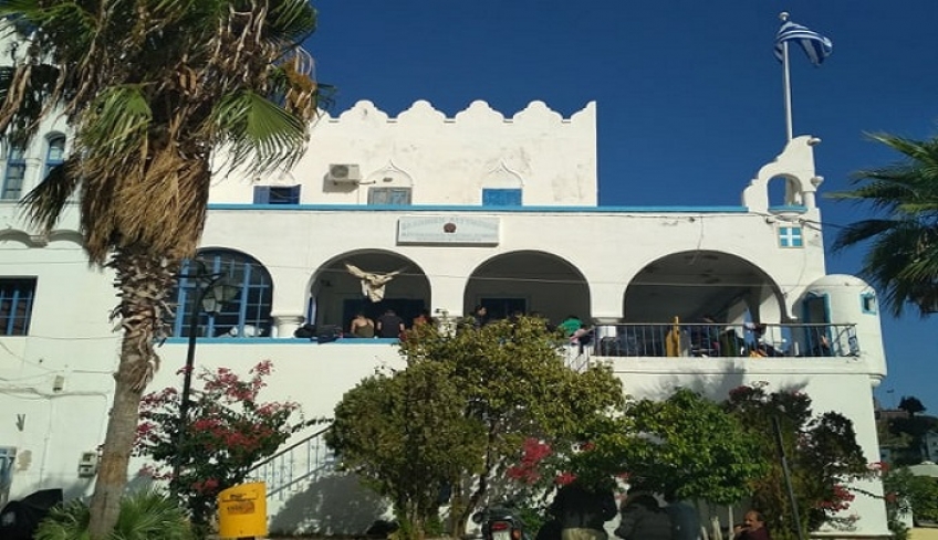 Φεύγουν από τη Σύμη όλοι οι μετανάστες και πρόσφυγες με αρματαγωγό – Ικανοποιημένος ο δήμαρχος Λευτέρης Παπακαλοδούκας