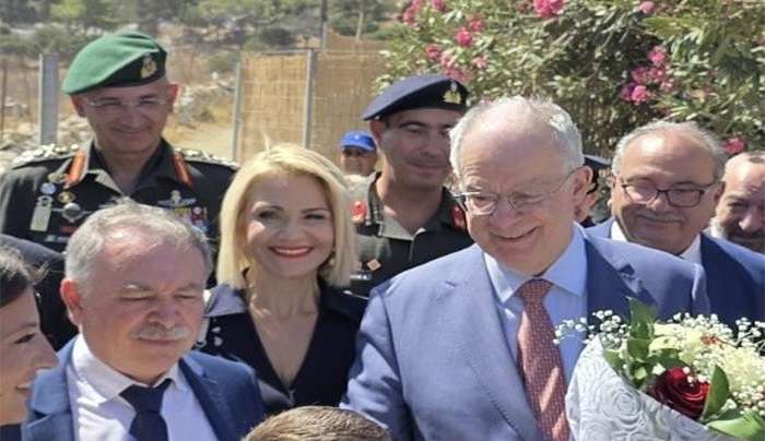 Με τον ένα και μοναδικό μαθητή στην Τέλενδο η Μίκα Ιατρίδη, μαζί με τον Πρόεδρο της Δημοκρατίας, Κωνσταντίνο Τασούλα για τον Αγιασμό.