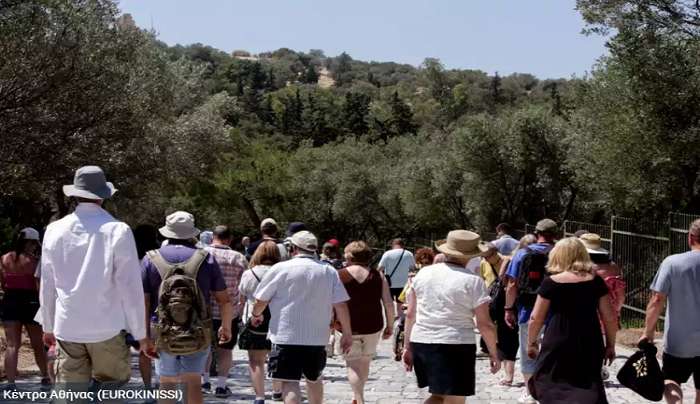 Κορονοϊός: 1 στους 8 με long covid - «Καμπανάκι» για τον Δεκαπενταύγουστο από τους ειδικούς
