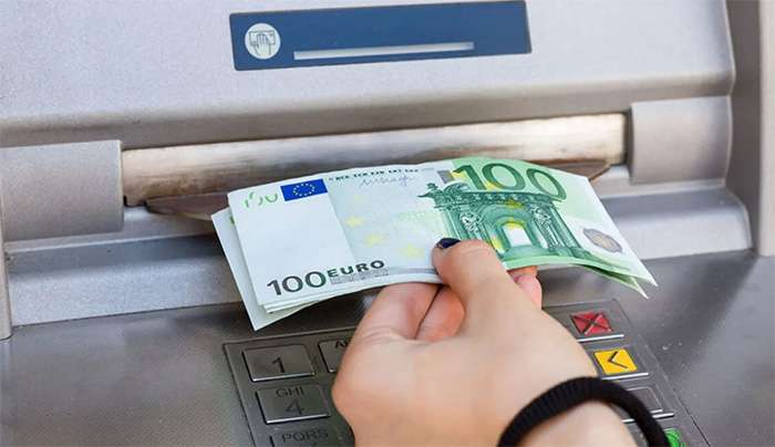 Επίδομα 565 ευρώ για 9 μήνες: Ποιοι είναι οι δικαιούχοι και πώς θα το λάβουν