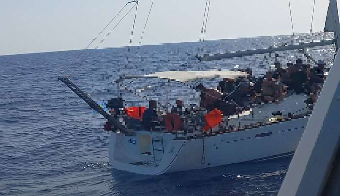 Επιχείρηση έρευνας και διάσωσης 74 ατόμων στην Αστυπάλαια και σύλληψη των 2 διακινητών