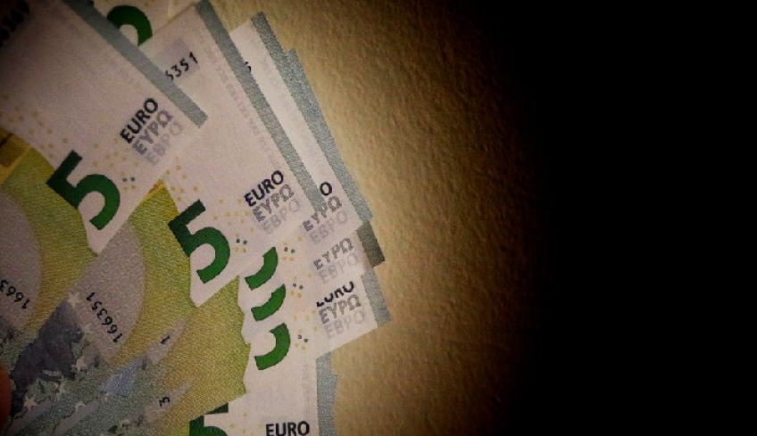Απαλλάσσονται από την εισφορά αλληλεγγύης τα αναδρομικά ειδικών μισθολογίων