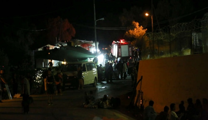 Μαχαιρώματα και φωτιά στο hot spot της Σάμου [βίντεο]
