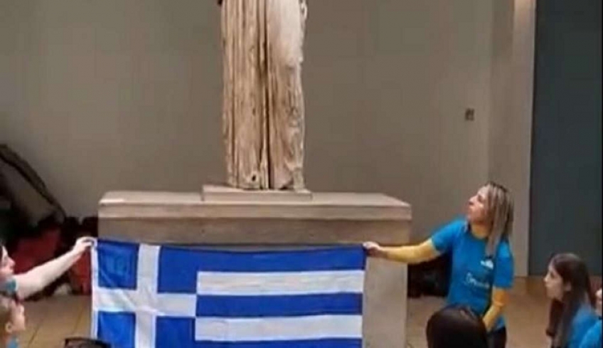 Βρετανικό Μουσείο: Κρητικόπουλα τραγούδησαν το «Τζιβαέρι» στην κλεμμένη Καρυάτιδα [βίντεο]