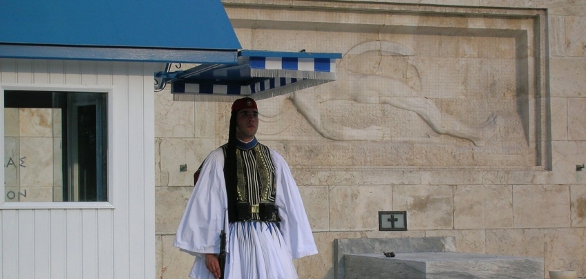 Γιαγιά και παππούς έκαναν παρέα στον Εύζωνα εγγονό τους στο Σύνταγμα