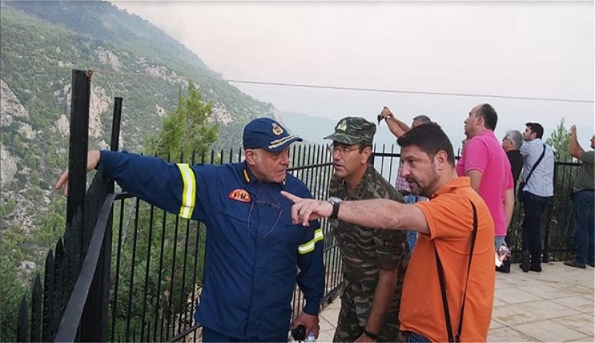 Μαίνεται η φωτιά στο Λουτράκι: Στη μάχη τα εναέρια μέσα