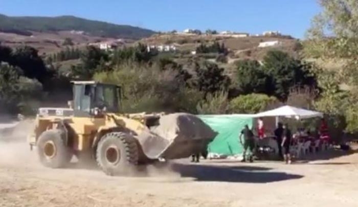 Μικρός Μπεν: "Προσομοίωση" της μοιραίας μέρας – "Επιστράτευσαν" γιγαντιαίο εκσκαπτικό (βίντεο)
