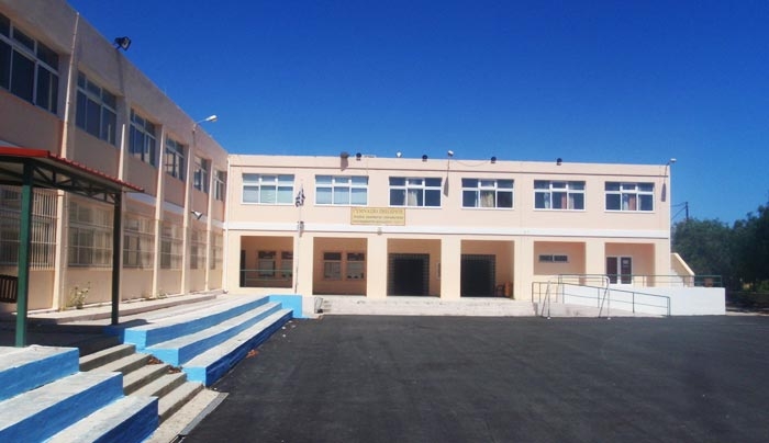 Απονομή αναμνηστικών στους απόφοιτους 2005 του Λυκείου Ζηπαρίου την Τετάρτη 04/05