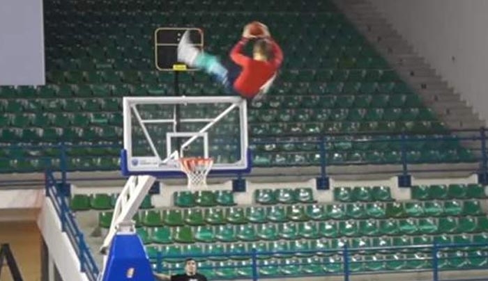 Κύπρος: Κάρφωσε από τα 8 μέτρα - Κυνηγά το ρεκόρ Γκίνες [βίντεο]