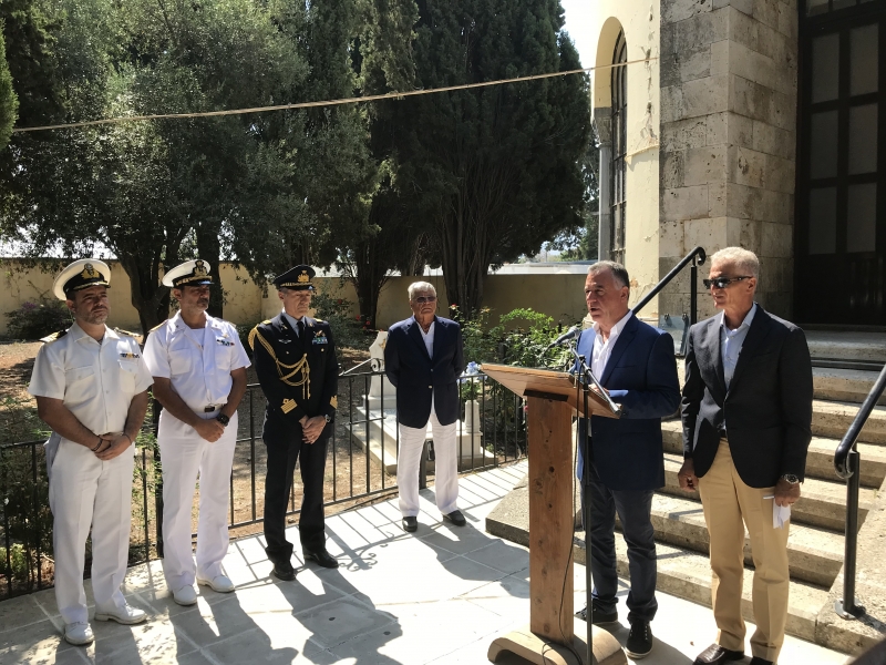 “Φόρος τιμής στους εκτελεσθέντες Ιταλούς από τα ναζιστικά στρατεύματα κατοχής στο Λινοπότι από το Δήμαρχο Κω και το στρατιωτικό ακόλουθο της Ιταλικής πρεσβείας.’’